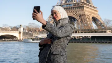 Здивувалася ще в ліфті: британка назвала головні відмінності життя в Парижі