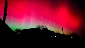 Північне сяйво над Україною: соцмережі заполонили фото рожевого неба