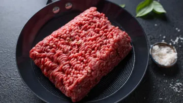 Небезпечна звичка на кухні: чому категорично не можна мити фарш