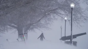 Сніговий апокаліпсис у США: мільйон людей залишилося без світла, скасовано 10 тисяч рейсів