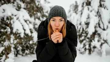 Чому на морозі течуть сльози: парадоксальна причина та як це зупинити