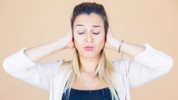 Тихий ворог жінок: чому виникає шум у вухах і як це зупинити