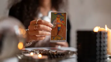 Таро-прогноз на сонячне затемнення 17 лютого: кому чекати прибутків, а кому – нових знайомств