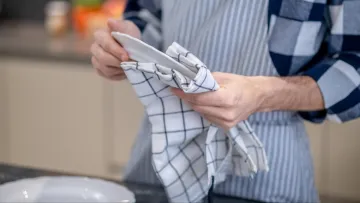 Повільна отрута в тарілці: 5 кухонних речей, які потрібно негайно викинути на смітник