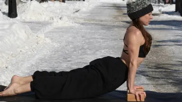 Жінка зайнялась йогою прямо на засніженій вулиці в Полтаві – до неї доєднався безхатько: кумедне відео