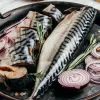 Швидкий рецепт соленої домашньої скумбрії: простий рецепт, який готується швидше, ніж здається