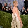 761 година роботи в одній сукні від Chanel: Марго Роббі здивувала всіх своїм вбранням на Met Gala