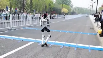 Забіг роботів на марафоні у Пекіні: один із гуманоїдів «самоліквідувався» ще до старту