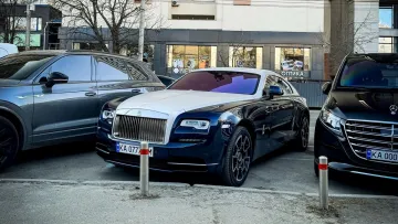 Рідкісний Rolls-Royce Wraith помітили у Києві. авто за 240 тис. доларів виконано у двоколірному кузові