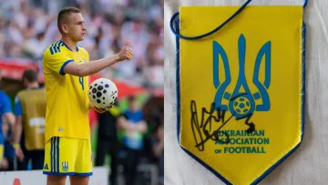 Воїн у шпиталі проспав візит гравців збірної України: футболіст лишив йому презент – фото щемливого моменту