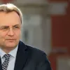 Напад на Садового: у центрі Львова мера облили невідомою рідиною, зловмисника вже затримали
