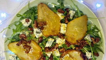 Салат із Дорблю та грушею, який легко переплутати зі стравою з ресторану: простий рецепт від фудблогера