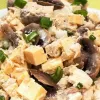 Точно сподобається гостям: дуже простий та смачний салат з куркою та грибами до святкового столу