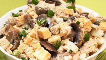 Точно сподобається гостям: дуже простий та смачний салат з куркою та грибами до святкового столу