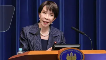 «Я сплю 2-4 години на добу»: японська прем'єрка хоче дозволити громадянам більше працювати