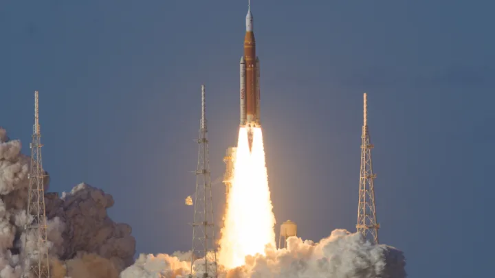 Історичний прорив у космосі: стартувала перша за понад 50 років пілотована місія до Місяця