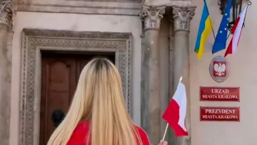 Викинула прапори України та ЄС: кандидатка в мери Кракова поділилася скандальним роликом 