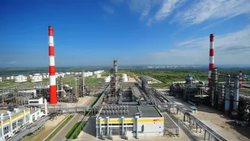 Вибухи в Самарській області: що відомо про удар ЗСУ по важливому НПЗ Росії – фото, відео