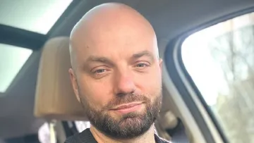«Втікати не збираюся»: Слава Дьомін пояснив, як йому вдалося виїхати з України