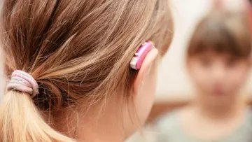 Майже 7 тисяч слухових апаратів розвезуть по регіонах України у грудні та січні: як отримати їх безкоштовно