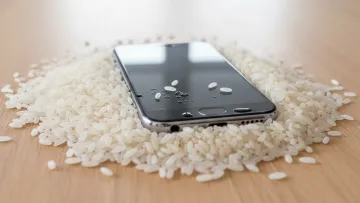 Як врятувати смартфон після падіння у воду: експерти дали дієвий алгоритм дій