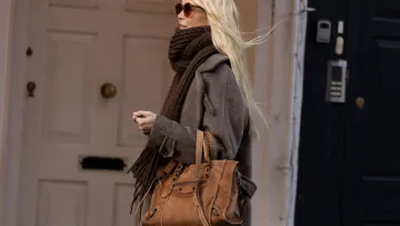 Клаудія Шиффер показала наймоднішу сумку 2026 року: скільки така коштує в Україні