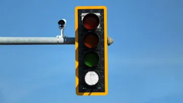 Революційне оновлення ПДР: на світлофорах з’явиться четвертий колір – для яких авто він буде призначений