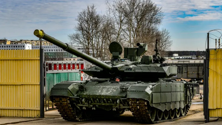 Українські воїни знищили дронами найсучасніший російський танк, який коштує $4,5 млн: відео моменту