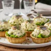 Новорічна закуска без зайвих зусиль: тарталетки з оселедцем, сиром і яйцем