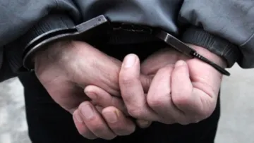 Катування у ТЦК на Закарпатті: працівник на ніч прикував чоловіка кайданкамисдо драбини – що вирішили слідчі