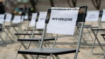 «Порожні стільці» на Софійській площі: в Києві пройшла акція на підтримку полонених і зниклих українців