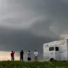 Шалена швидкість вітру та перепади тиску: вчений потрапив всередину торнадо – що побачив науковець