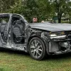 У Touareg знесло дах і вирвало бік, але він завівся: що сталося з авто після обстрілу Києва