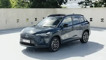 З'явилися перші рендери кросовера Toyota Corolla Cross 2027: нове покоління отримає кардинальні зміни