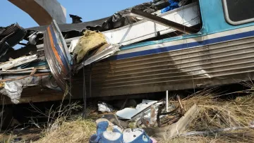 Щонайменше 32 жертви: будівельний кран впав на потяг – названо причину трагедії