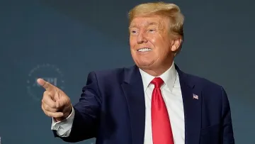 Трамп і біткоїн у золоті: біля Капітолія з'явилась гучна скульптура – фотографія із Вашингтону