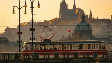 Штраф 55 тисяч крон та перевиховання: в Чехії суд покарав водія трамвая, який образив українську родину