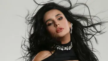 «‎Офіційно без трусів!»: Анна Трінчер прислухалася до порад підписників і зняла білизну на камеру