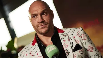 Скромність попри 24-мільйонний гонорар: Тайсон Ф’юрі після перемоги над росіянином полетів економкласом