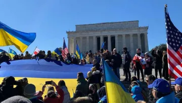 Українським біженцям доведеться заплатити, щоб залишитися у США: служба імміграції оприлюднила суму