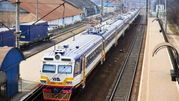 Укрзалізниця обмежила рух поїздів до двох великих міст біля фронту: пасажирам пропонують автобусні шатли
