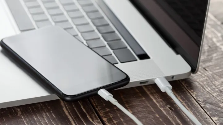 Чи можна заряджати смартфон від ноутбука: експерти все чітко пояснили