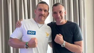 Усик зустрівся із Шевченком: у який вид спорту пограли легенди боксу і футболу