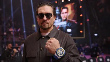 Усик показав своє справжнє ставлення до України: красномовне фото годинника легенди боксу