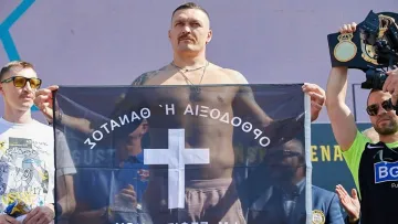 Усик не змінив дату святкування Різдва: боксер на фоні церкви 7 січня привітав українців зі святом