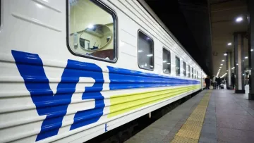 Затримки до двох годин і зміни маршрутів: що відбувається з поїздами на Київщині після прильотів від РФ