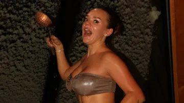 Зимова казка у «Країна боліт»: Юлія Верба відвідала фінську сауну у Лапландії та показала спокусливі форми