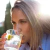 Потрібно багато пити, але не воду: кокосова вода, молоко та інші напої, які допоможуть нам у спеку
