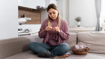 «Бабусине хобі» рятує від стресу: все більше зумерів обирають неочікуваний спосіб розвантажити нервову систему