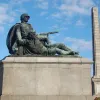 Біля меморіалу радянським воїнам у Варшаві відбулися сутички між українцями та росіянами: відео з місця події